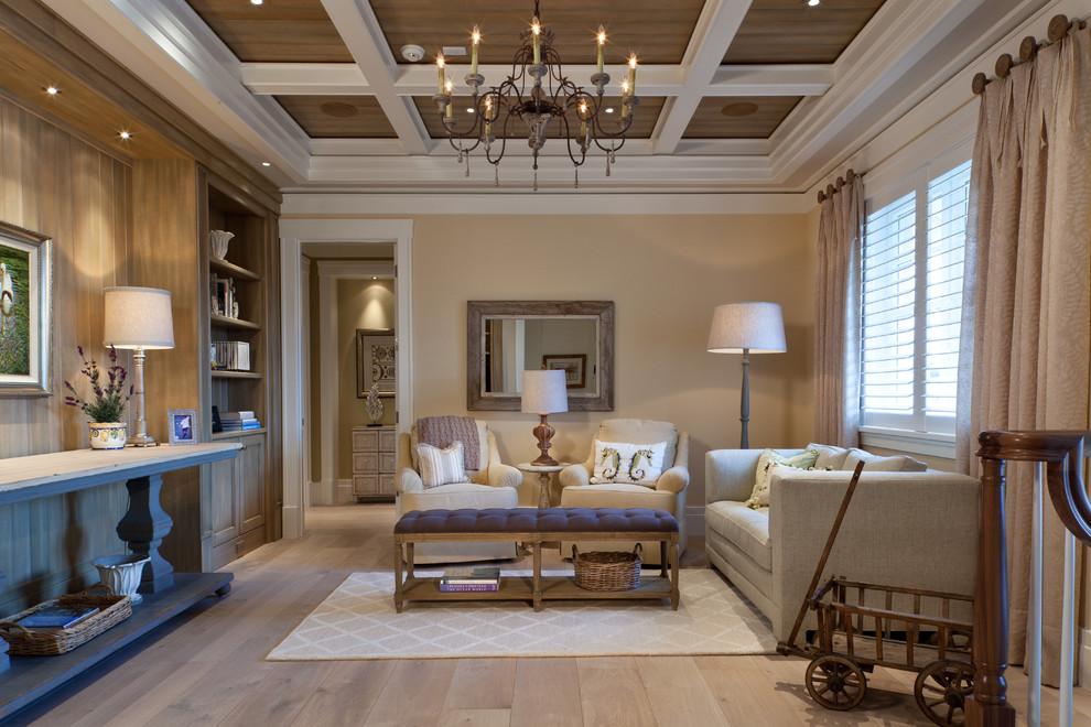 Imagen de sala de estar tradicional sin televisor con paredes beige y suelo de madera clara