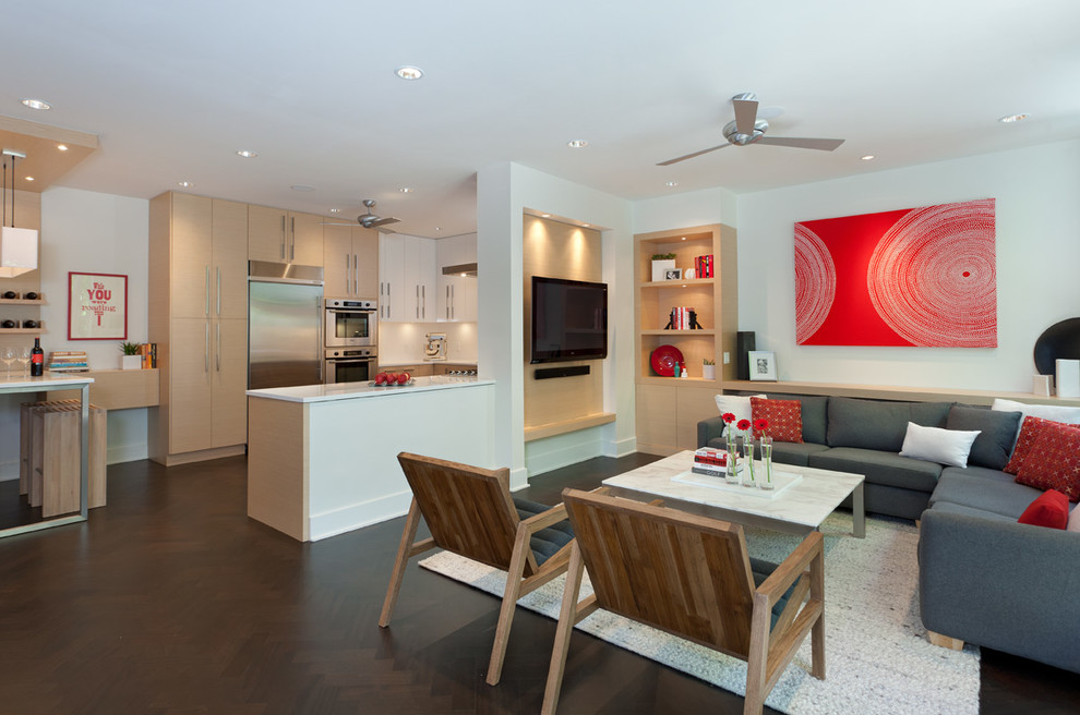 Offenes Modernes Wohnzimmer mit weißer Wandfarbe, dunklem Holzboden und TV-Wand in Vancouver