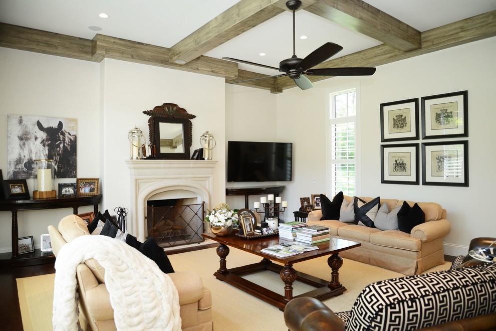 Modelo de sala de estar abierta tradicional con paredes blancas, todas las chimeneas y televisor colgado en la pared
