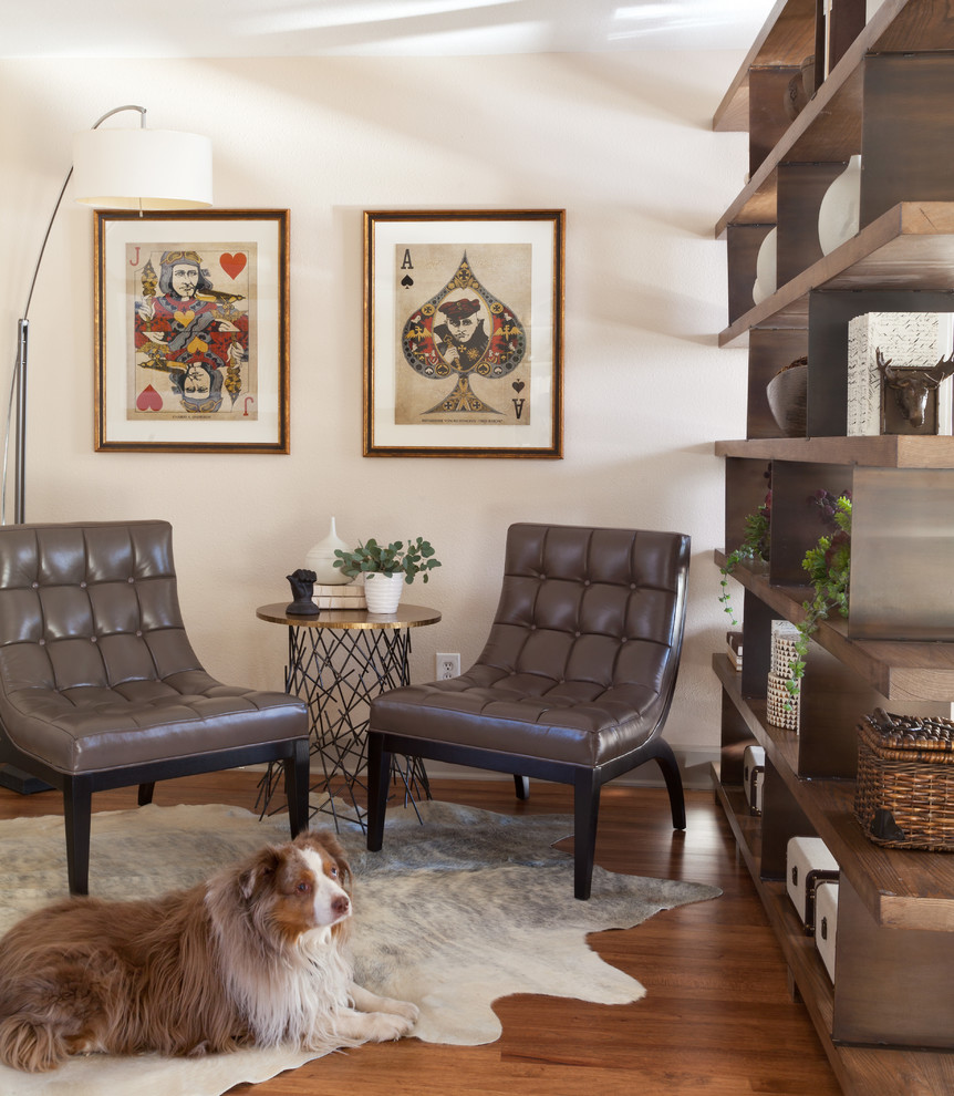 Diseño de sala de estar cerrada tradicional renovada de tamaño medio con paredes beige, suelo de madera en tonos medios y suelo marrón