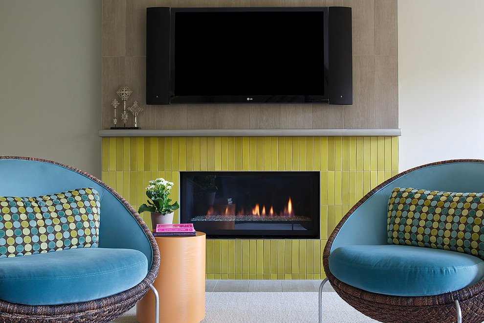 На фото: открытая гостиная комната в стиле фьюжн с серыми стенами, ковровым покрытием, стандартным камином, фасадом камина из плитки и телевизором на стене