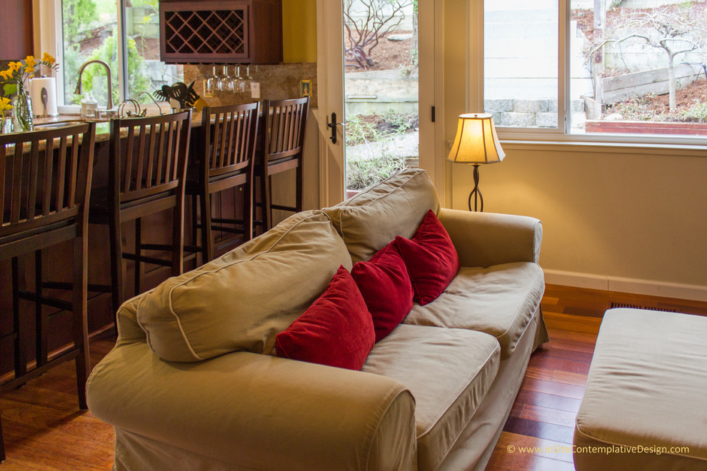 Foto de sala de estar abierta tradicional renovada de tamaño medio con paredes beige y suelo de madera en tonos medios
