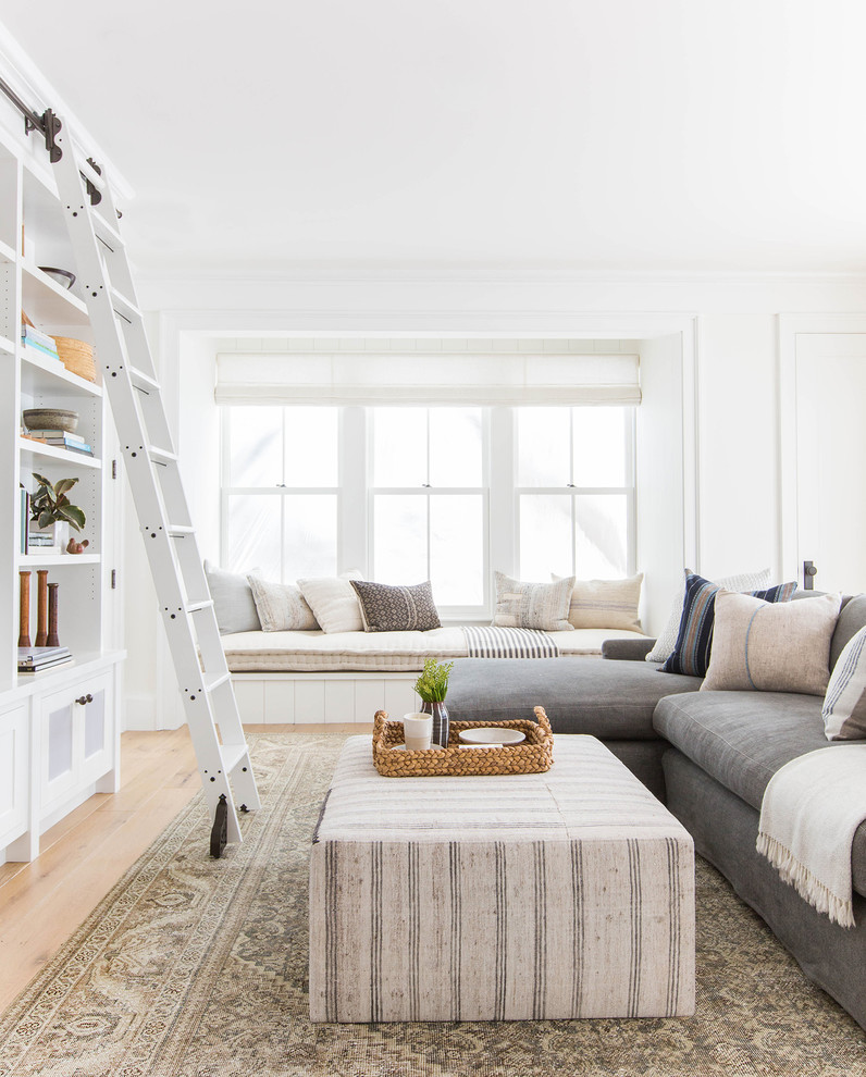 Landhaus Wohnzimmer ohne Kamin mit weißer Wandfarbe, braunem Holzboden und braunem Boden in San Francisco