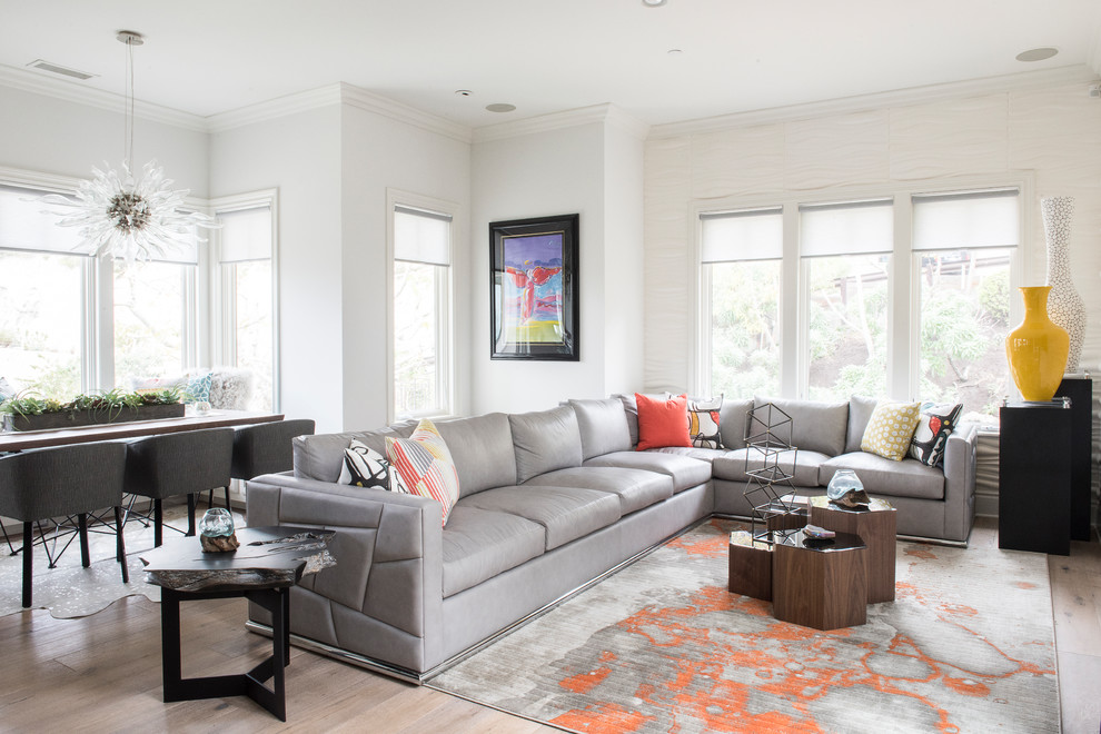 Foto di un soggiorno contemporaneo di medie dimensioni e aperto con pareti bianche, parquet chiaro, TV a parete e pavimento marrone