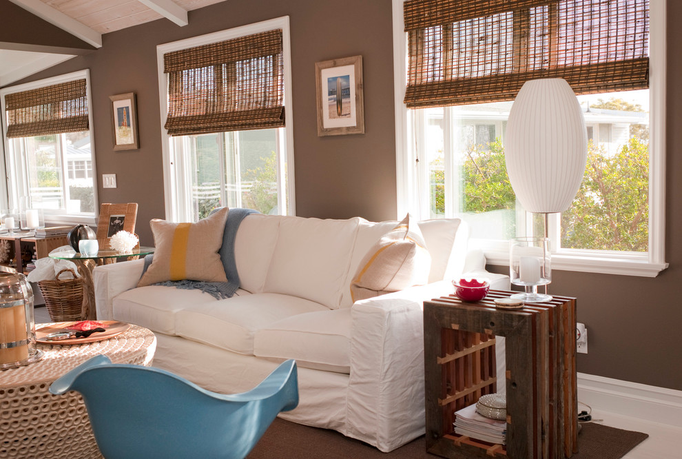 Immagine di un soggiorno stile marino stile loft con sala della musica, pareti marroni e parquet chiaro