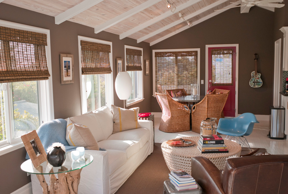 Foto di un soggiorno stile marinaro stile loft con sala della musica, pareti marroni e parquet chiaro