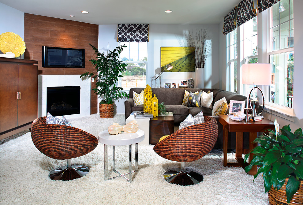На фото: открытая гостиная комната среднего размера в стиле фьюжн с бежевыми стенами, ковровым покрытием, стандартным камином и телевизором на стене