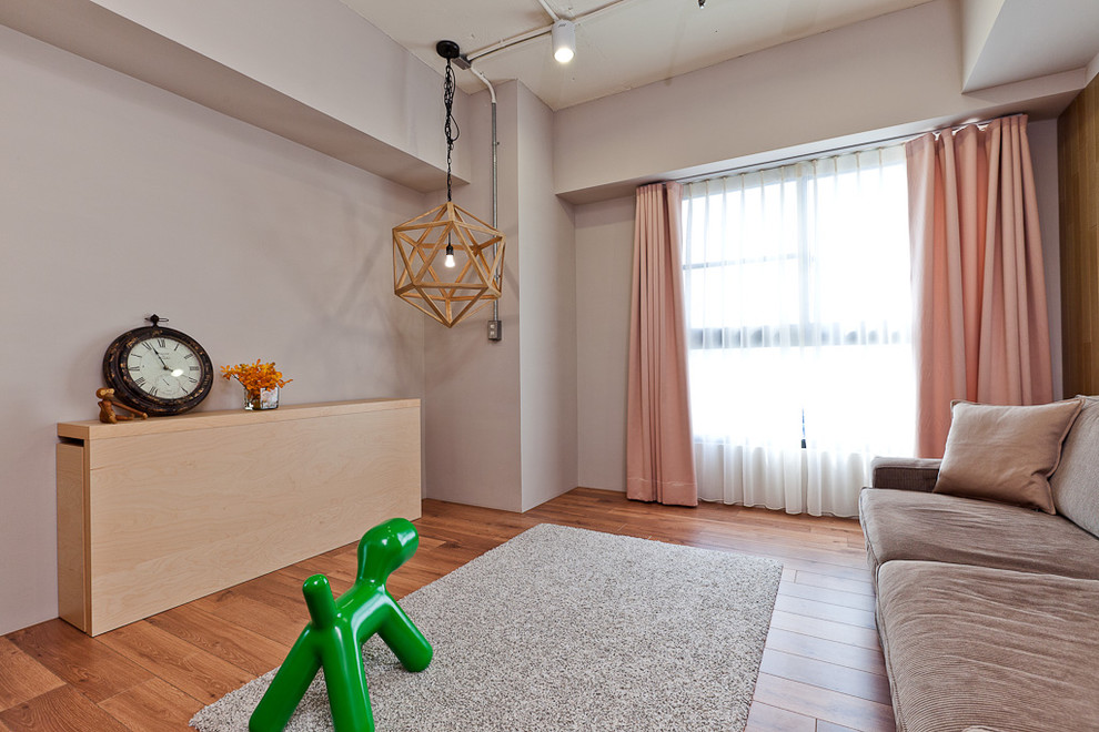 Immagine di un soggiorno design con pareti grigie e tappeto