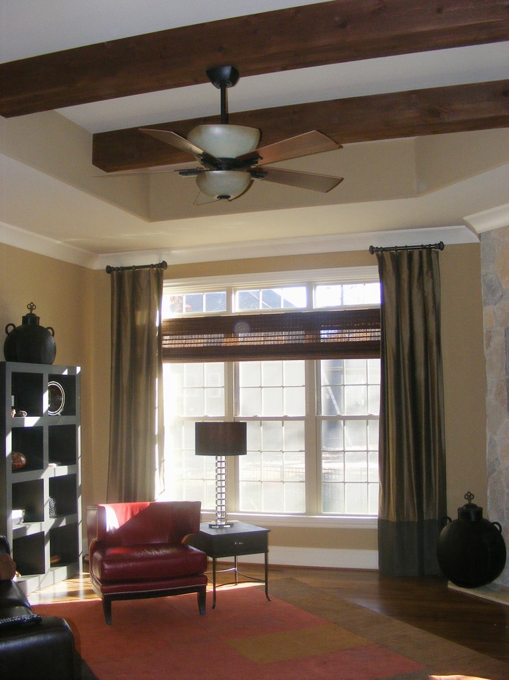 Стильный дизайн: изолированная гостиная комната в стиле рустика с стандартным камином и фасадом камина из камня - последний тренд