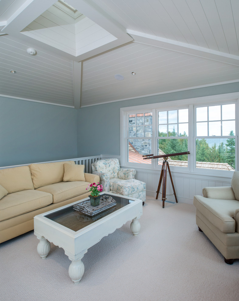 Exemple d'une petite salle de séjour mansardée ou avec mezzanine bord de mer avec moquette, un sol blanc, un mur bleu et aucun téléviseur.