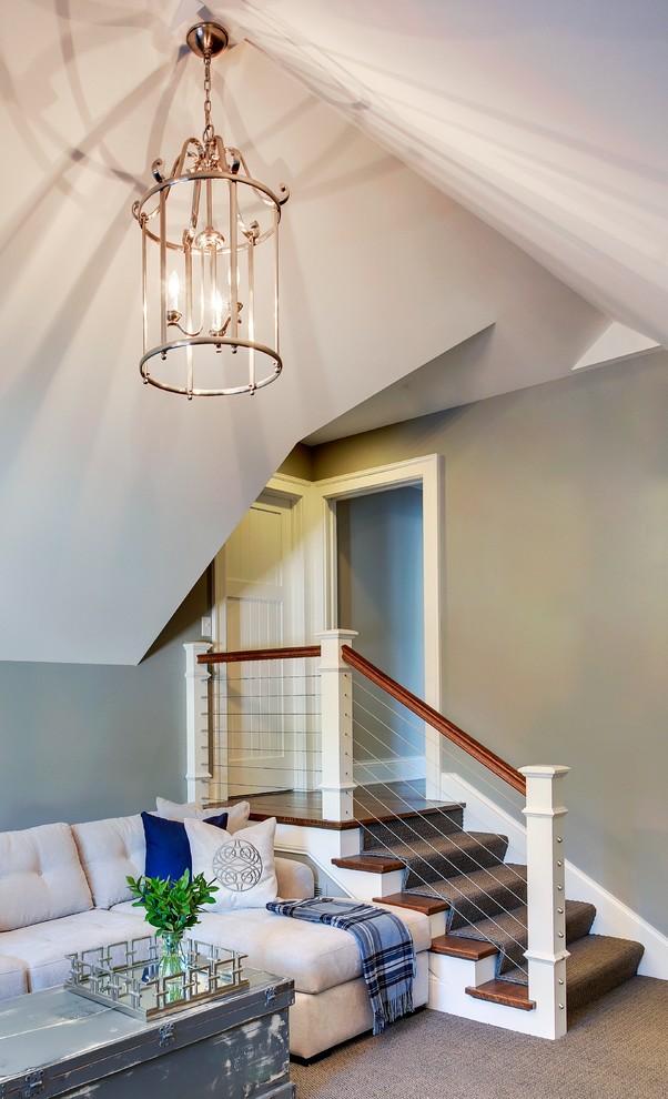 Пример оригинального дизайна: изолированная гостиная комната среднего размера в морском стиле с серыми стенами, ковровым покрытием и коричневым полом без камина