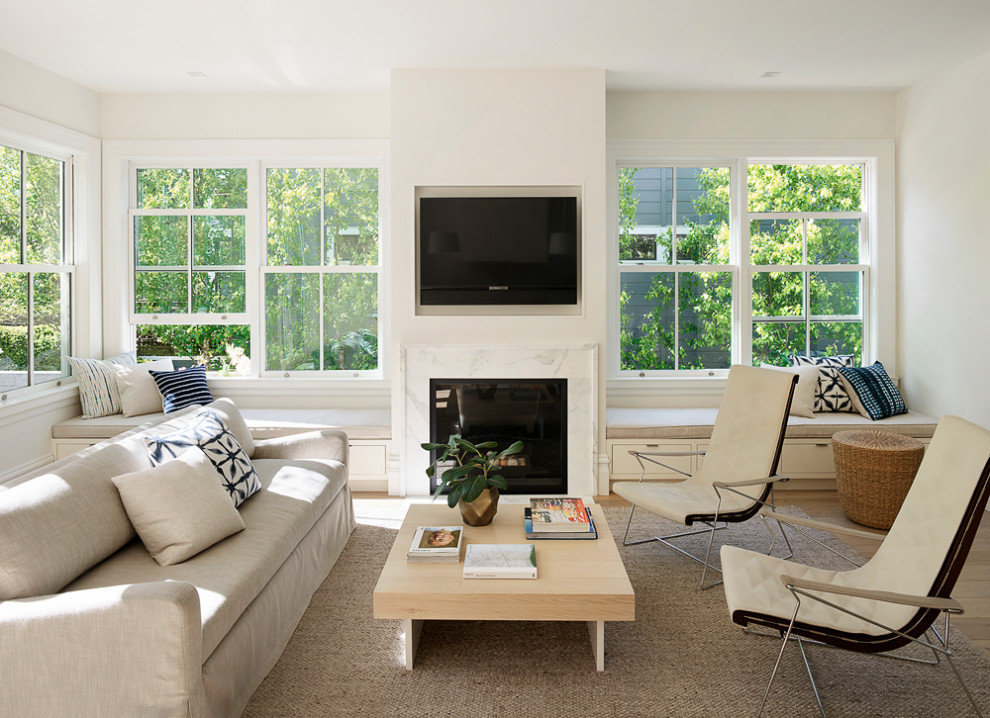 Стильный дизайн: большая открытая гостиная комната в современном стиле с светлым паркетным полом, стандартным камином и телевизором на стене - последний тренд