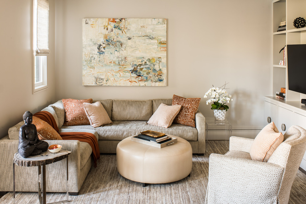 Modelo de sala de estar cerrada tradicional renovada con paredes beige, moqueta y suelo multicolor