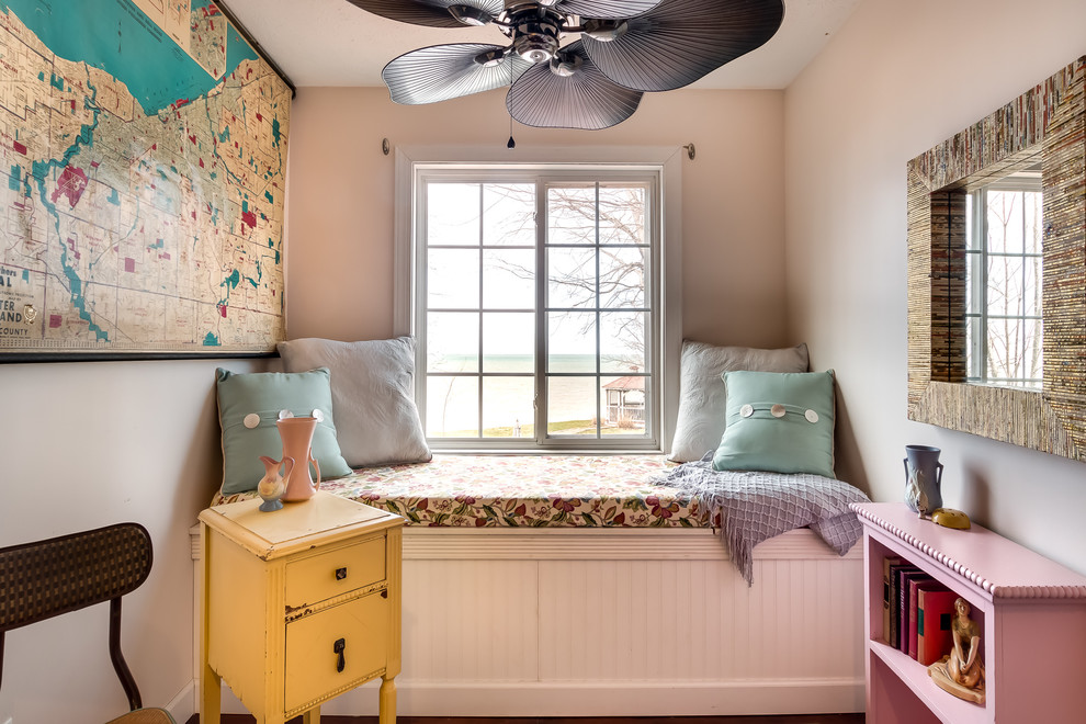 Imagen de sala de estar con biblioteca de estilo de casa de campo con paredes rosas