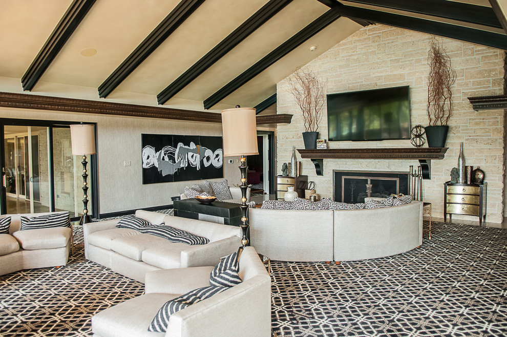 Immagine di un grande soggiorno design aperto con pareti beige, moquette, camino classico, cornice del camino in pietra, TV a parete e pavimento multicolore