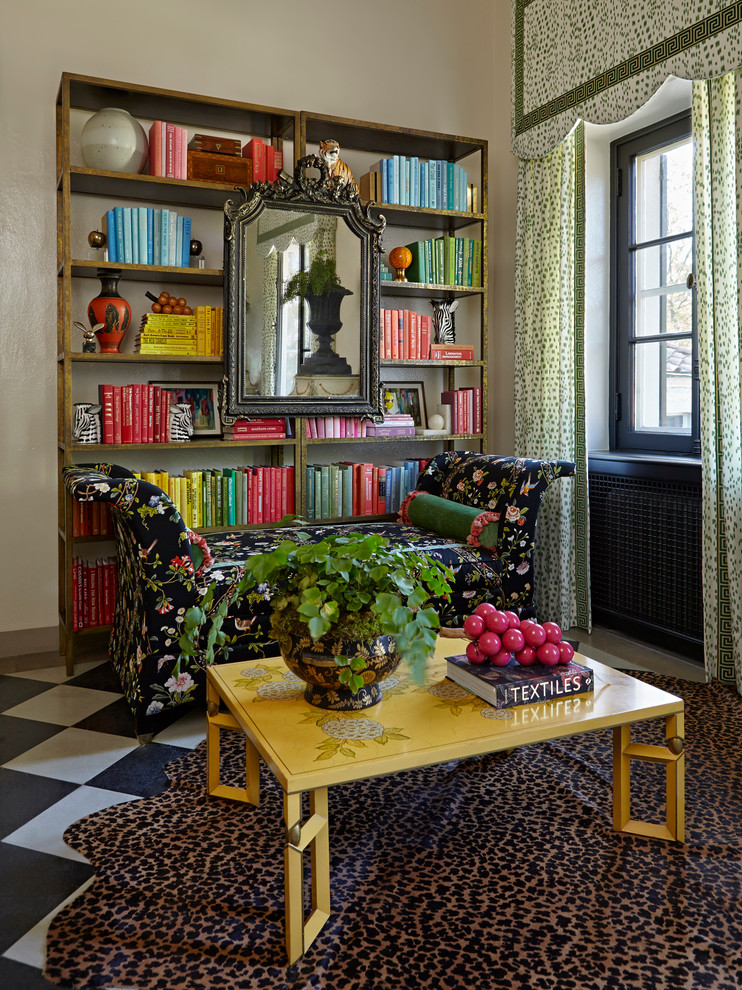 На фото: гостиная комната в стиле фьюжн с с книжными шкафами и полками и бежевыми стенами с