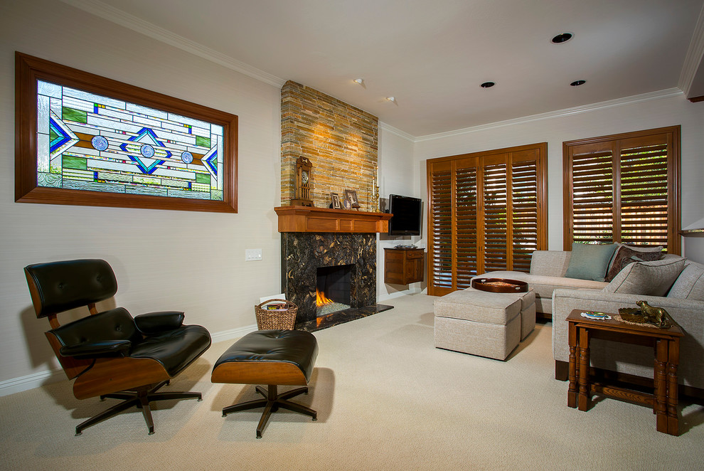 Mittelgroßes, Offenes Klassisches Wohnzimmer mit Teppichboden, Kamin, Kaminumrandung aus Stein und buntem Boden in Sonstige