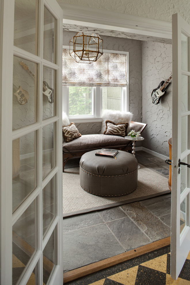 Свежая идея для дизайна: изолированная гостиная комната в стиле фьюжн с серыми стенами - отличное фото интерьера