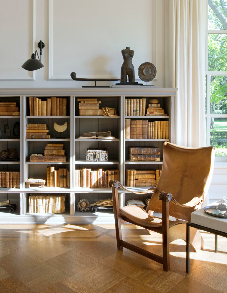Ispirazione per un soggiorno classico di medie dimensioni e aperto con libreria, pareti bianche, pavimento in legno massello medio, nessun camino e nessuna TV