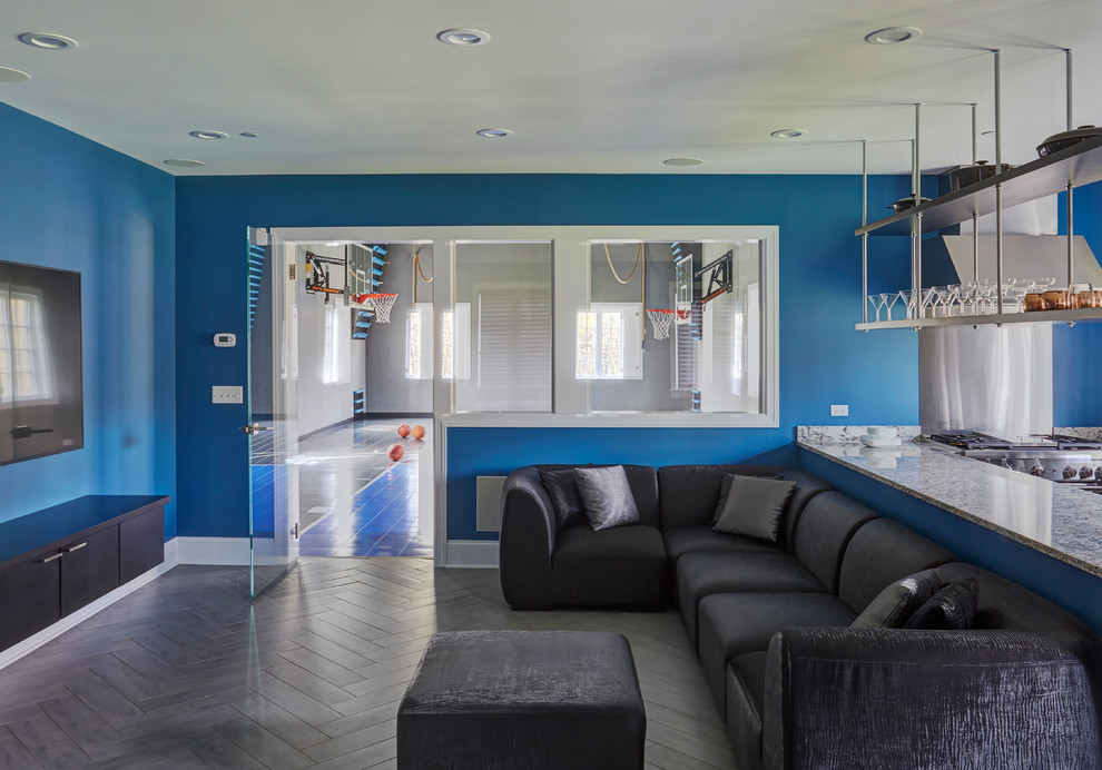 Idées déco pour une salle de séjour moderne de taille moyenne et ouverte avec un mur bleu, un sol en carrelage de porcelaine, un sol gris, salle de jeu et un téléviseur fixé au mur.