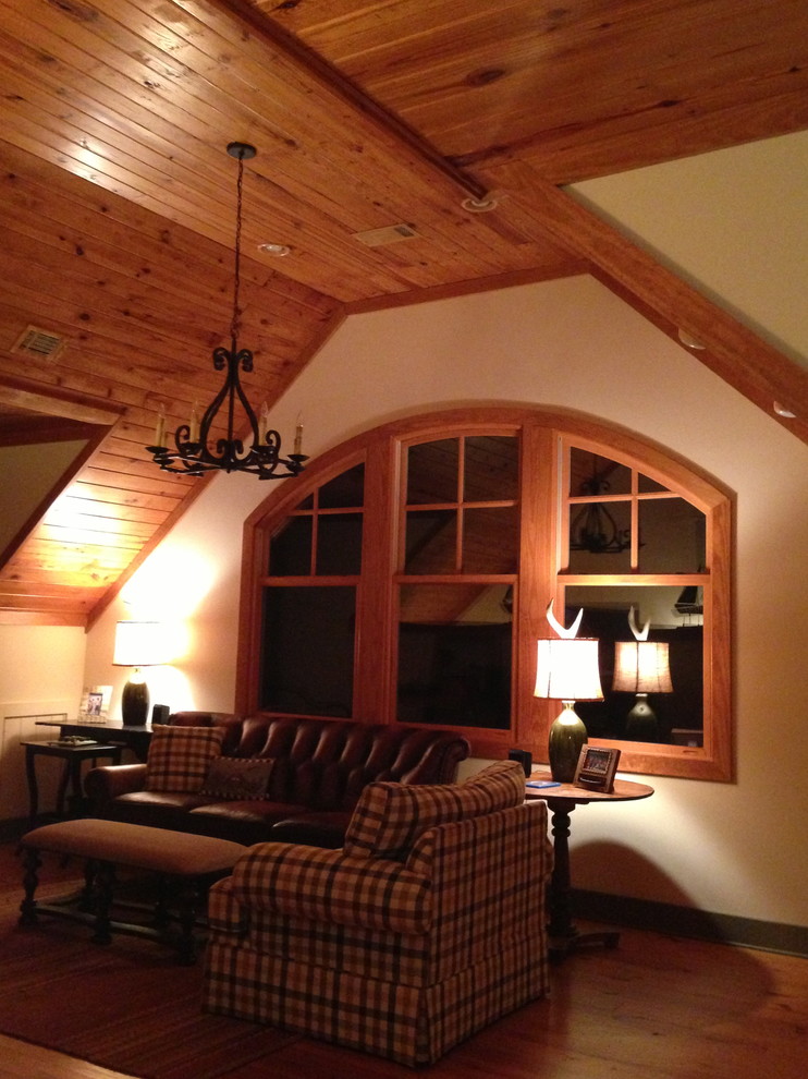 Esempio di un piccolo soggiorno stile rurale stile loft con sala giochi, pavimento in legno massello medio, TV autoportante e pareti beige