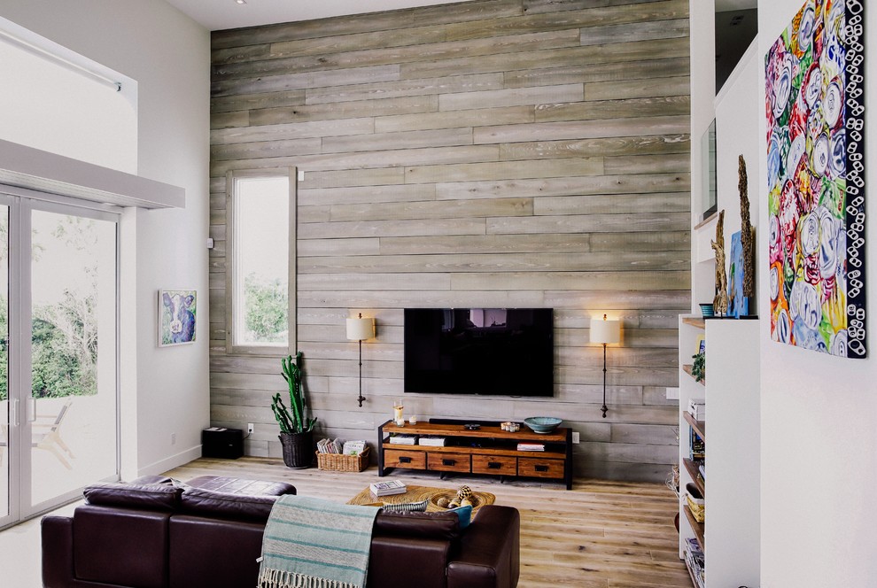 Imagen de sala de estar cerrada tradicional renovada de tamaño medio sin chimenea y televisor con paredes blancas, suelo de madera clara y suelo marrón