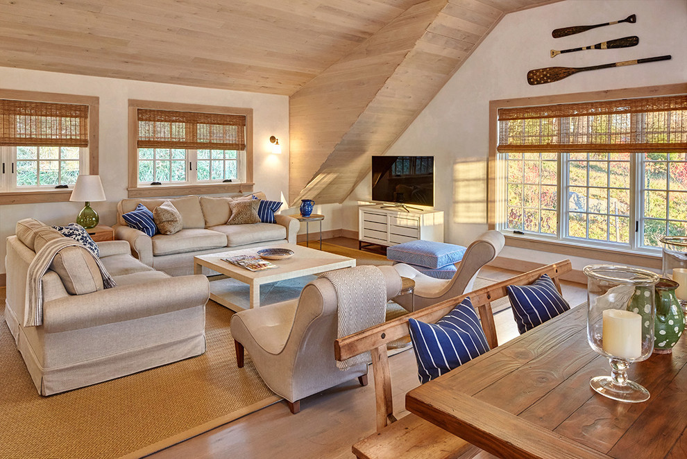 Cette image montre un salon traditionnel avec un mur blanc, un sol en bois brun et un téléviseur indépendant.