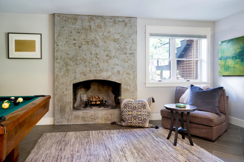 Fernseherloser, Mittelgroßer Klassischer Hobbyraum mit grauer Wandfarbe, Kamin, Kaminumrandung aus Stein und Keramikboden in Portland