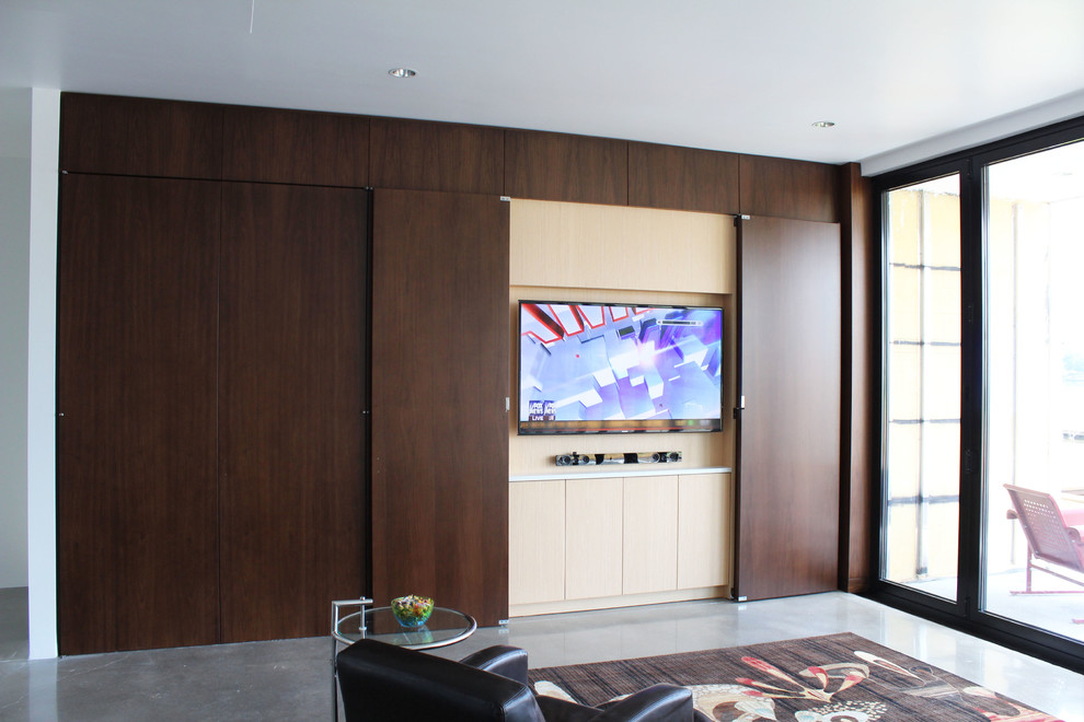 Свежая идея для дизайна: большая открытая гостиная комната в стиле модернизм с белыми стенами, полом из керамической плитки и телевизором на стене без камина - отличное фото интерьера