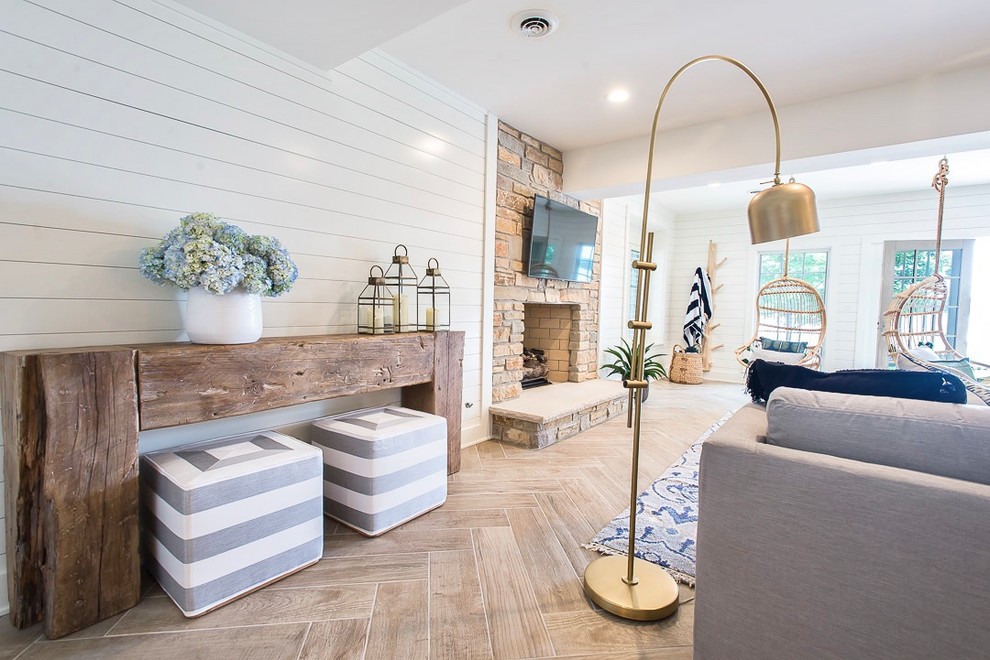 На фото: большая изолированная гостиная комната в морском стиле с белыми стенами, светлым паркетным полом и коричневым полом с