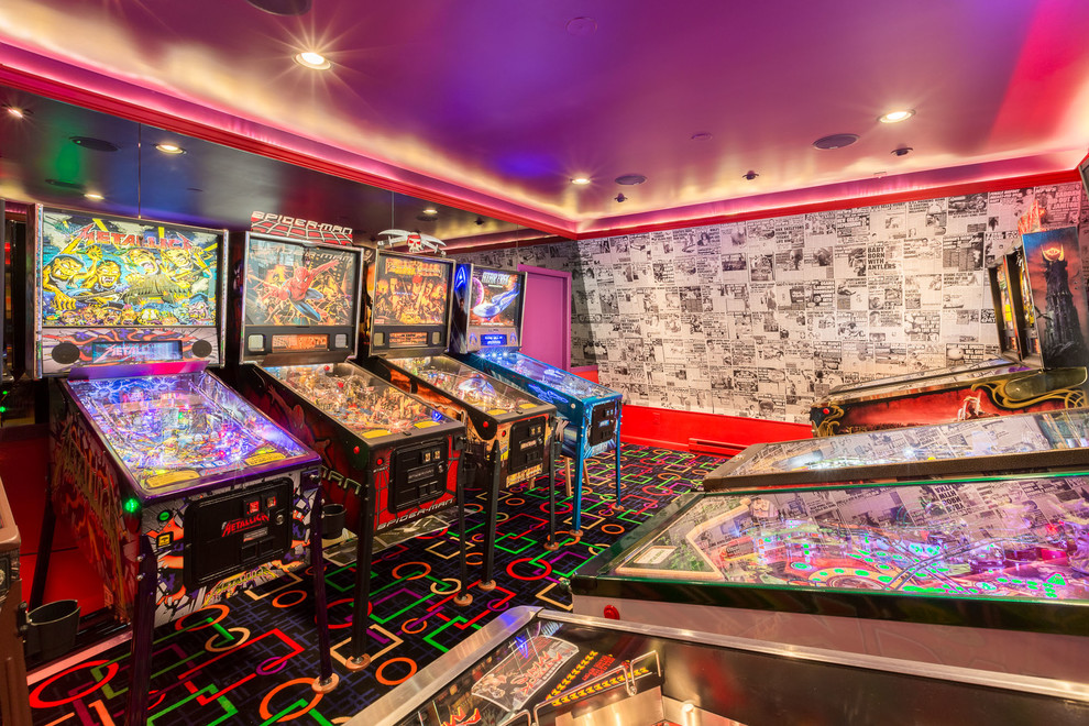 Diseño de sala de juegos en casa cerrada actual con moqueta, suelo multicolor y paredes rojas