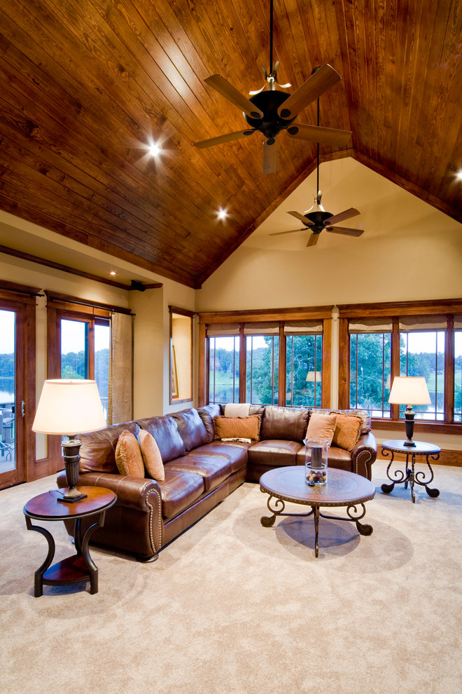 Diseño de sala de estar de estilo americano grande con paredes marrones, moqueta y suelo marrón