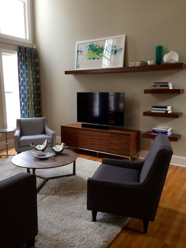 Источник вдохновения для домашнего уюта: открытая гостиная комната среднего размера в стиле ретро с серыми стенами, светлым паркетным полом, стандартным камином, фасадом камина из дерева, отдельно стоящим телевизором и белым полом