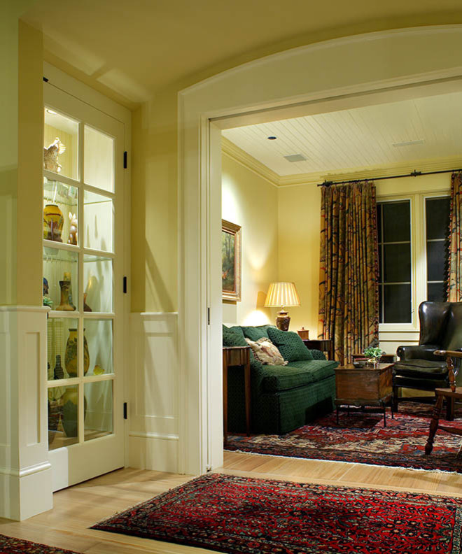 Immagine di un soggiorno tradizionale di medie dimensioni e chiuso con pareti beige, parquet chiaro, nessun camino, nessuna TV e pavimento marrone