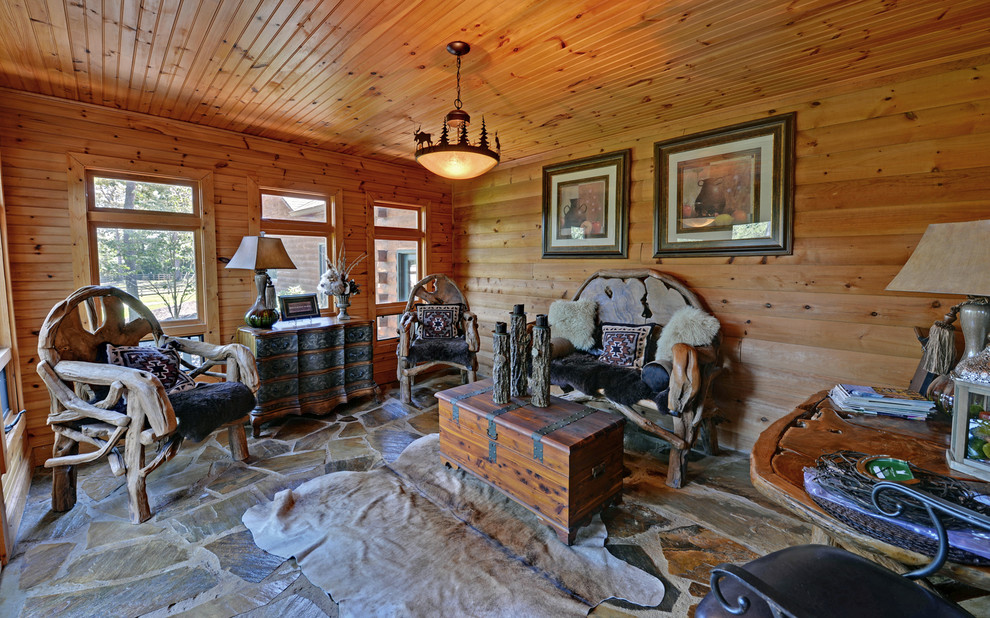 Пример оригинального дизайна: гостиная комната в классическом стиле с коричневыми стенами