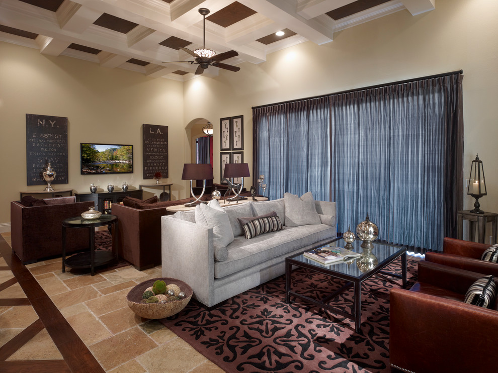 Immagine di un grande soggiorno classico aperto con pareti beige, pavimento in travertino e TV a parete