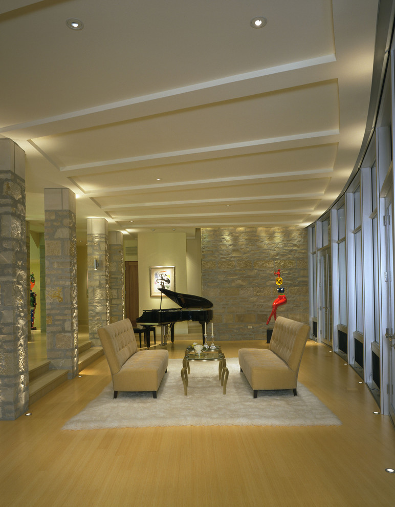 Diseño de sala de estar con rincón musical abierta actual sin televisor con suelo de madera clara