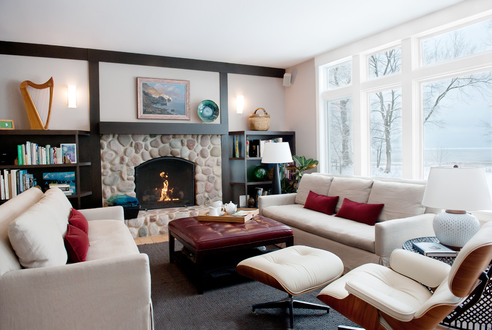 Fernseherloses, Abgetrenntes Modernes Wohnzimmer mit beiger Wandfarbe, Kamin, Kaminumrandung aus Stein, hellem Holzboden und braunem Boden in Chicago