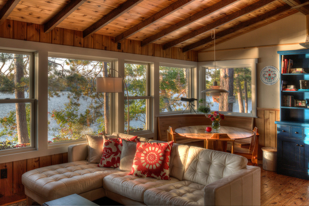 Foto di un soggiorno stile rurale aperto con pavimento in legno massello medio