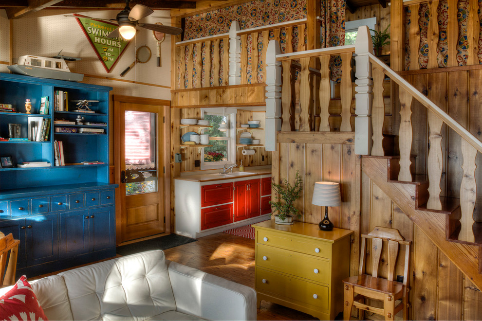 Immagine di un soggiorno stile rurale aperto con pavimento in legno massello medio