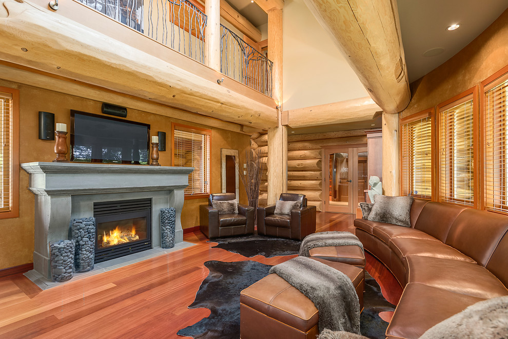 Rustikales Wohnzimmer mit brauner Wandfarbe, braunem Holzboden, TV-Wand und Gaskamin in Vancouver