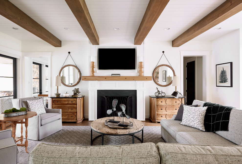 Стильный дизайн: гостиная комната в морском стиле с белыми стенами, стандартным камином, телевизором на стене и ковром на полу - последний тренд