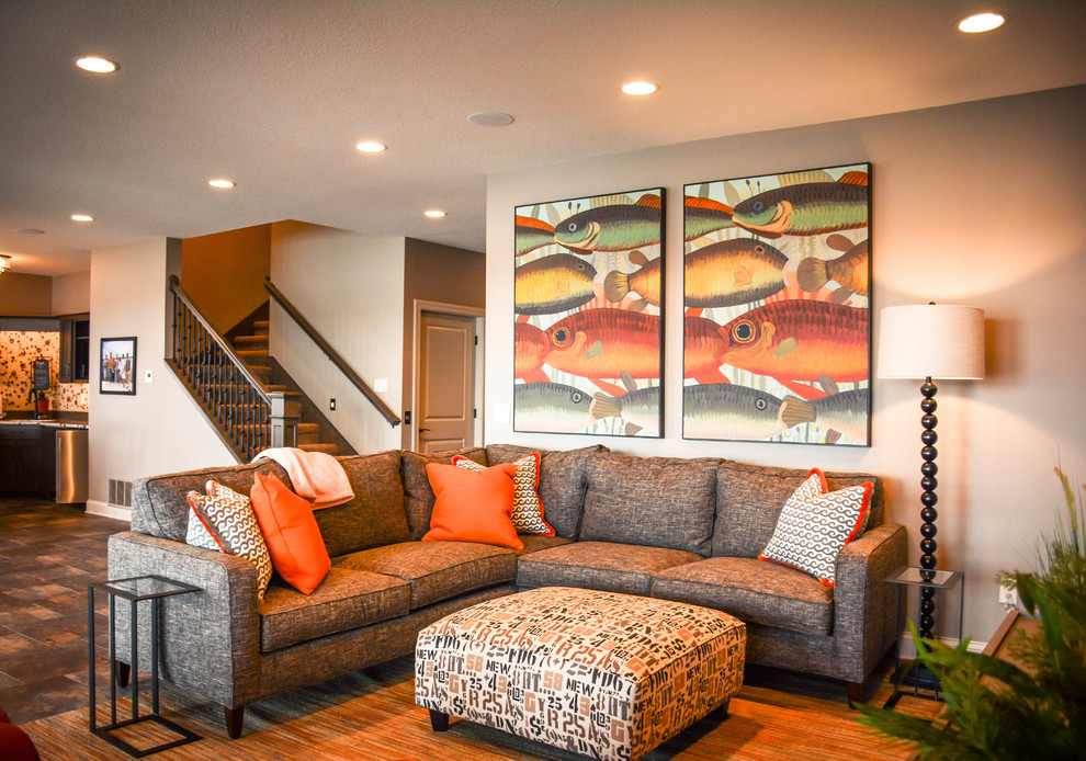 Ejemplo de sala de estar abierta tradicional con paredes beige, suelo de madera oscura, televisor colgado en la pared y suelo beige