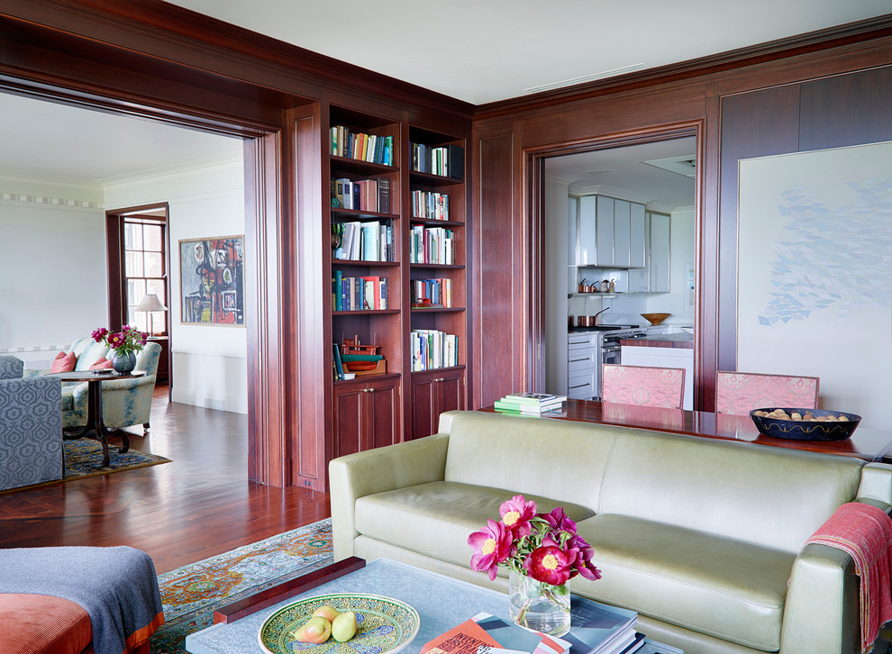 Imagen de sala de estar con biblioteca clásica renovada de tamaño medio con suelo de madera en tonos medios