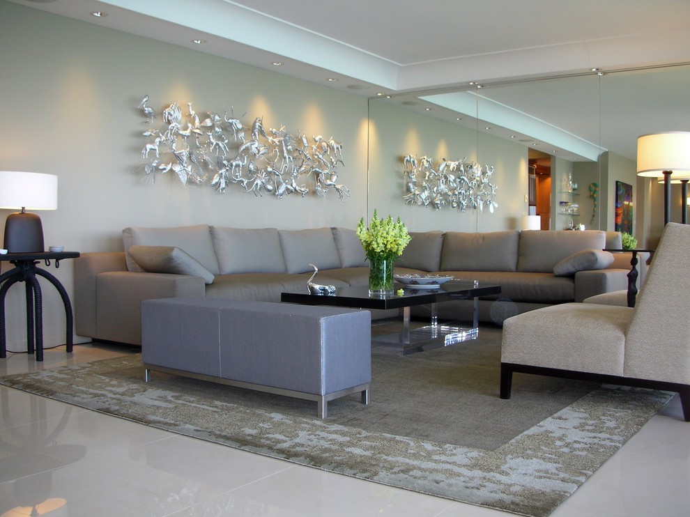 Foto de sala de estar abierta contemporánea de tamaño medio con paredes grises
