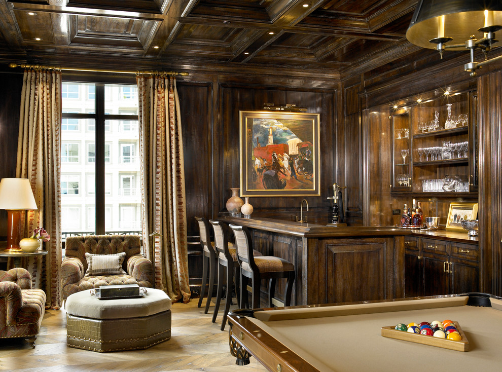 Inspiration pour une grande salle de séjour traditionnelle fermée avec un bar de salon et parquet clair.