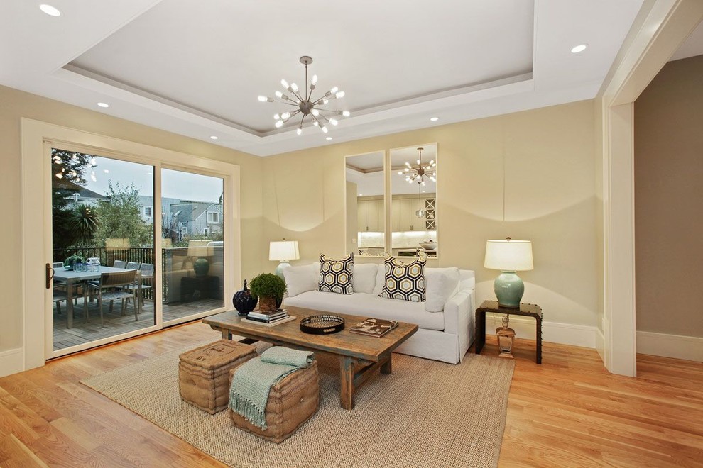 Großes, Offenes, Fernseherloses Klassisches Wohnzimmer ohne Kamin mit beiger Wandfarbe, hellem Holzboden und braunem Boden in San Francisco