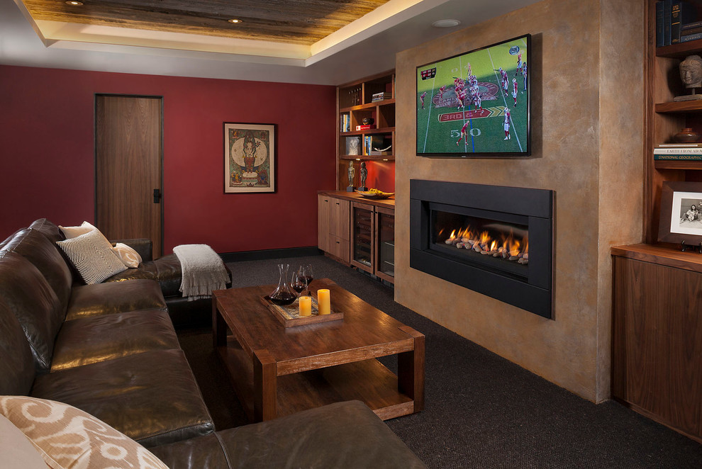 Imagen de sala de estar cerrada rústica con paredes rojas, televisor colgado en la pared y alfombra