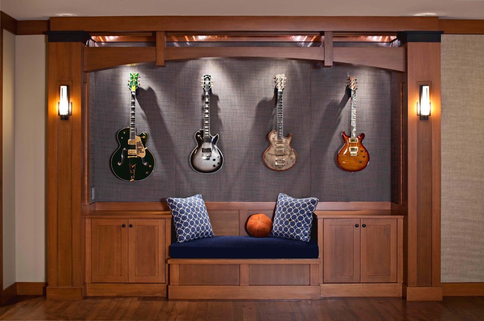 Modelo de sala de estar con rincón musical actual con paredes beige y suelo de madera oscura