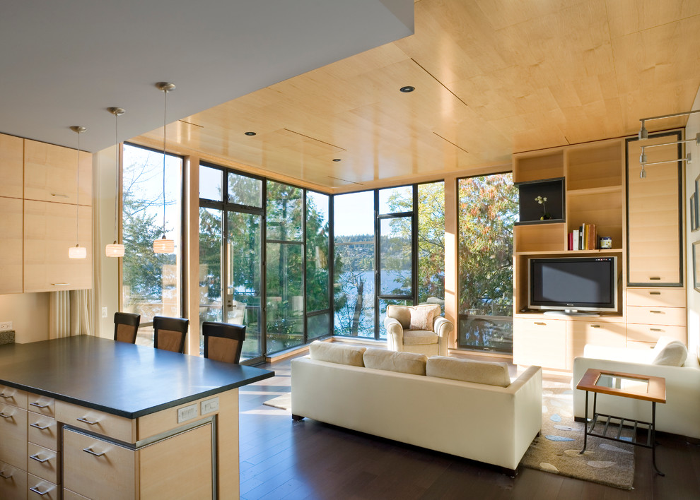Offenes Modernes Wohnzimmer mit dunklem Holzboden und Multimediawand in Seattle